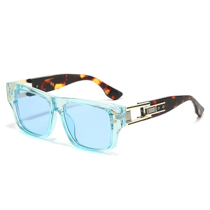 Lunettes de soleil carrées rétro avec monture bleu clair et détails métalliques dorés