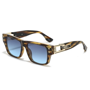 Lunettes de soleil rétro léopard avec branches en métal doré et verres dégradés bleus