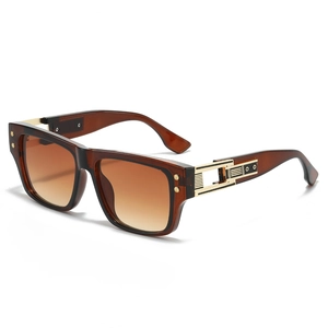 Lunettes de soleil carrées rétro avec verres dégradés marron et branches dorées ajourées