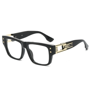 Lunettes de soleil carrées noires avec branches décoratives en métal doré sur fond blanc