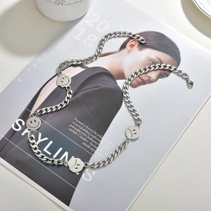 Collier en acier titane avec pendentifs smiley dans un style de mode street punk