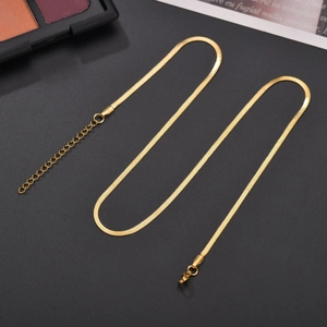 Collana piatta a serpente dorata con chiusura a moschettone e catena di estensione