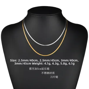 Dettaglio di catene piatte serpente oro e argento con larghezza 2,5mm e 3mm