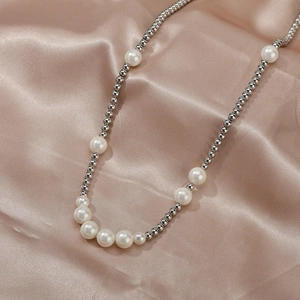 Collana retrò in acciaio al titanio con perle bianche sfumate su tessuto satinato