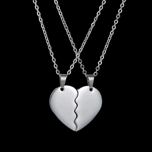 Colliers avec pendentifs en cœur assortis pour couples en acier inoxydable poli sur fond noir