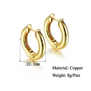 Minimalistische goldene Creolen aus poliertem Kupfer in klobigem, ovalem Geometrie-Design