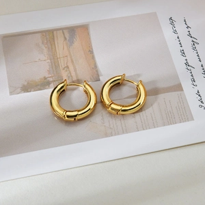 Elegante goldene klobige Creolen mit minimalistischem Design auf Display-Karte