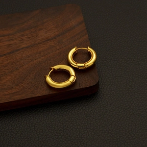 Polierte minimalistische goldene Creolen in klassisch rundem geometrischem Design