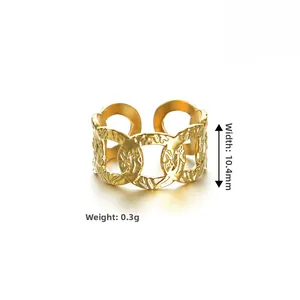 Detail shot of vintage hollow gold chain ring with 10.4mm width and 0.3g weight specs