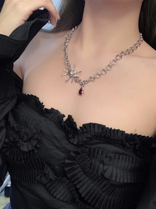 Collier punk argenté avec pendentif araignée et pierre de rubis rouge en forme de poire