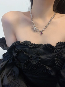 Collier araignée gothique avec pierre rouge et chaîne à gros maillons pour femme