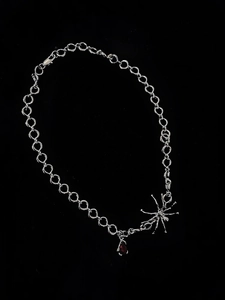 Collier chaîne argent gothique avec breloque araignée et pendentif rubis rouge