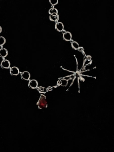 Collier araignée gothique avec pierre rouge en goutte sur chaîne argentée