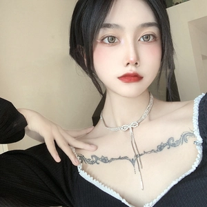 Collier ras de cou style français avec nœud en strass et longues pampilles brillantes