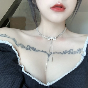 Collier ras de cou style français avec nœud en strass et pompons scintillants