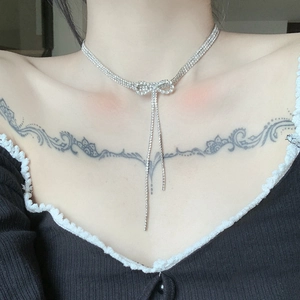 Collier nœud en strass style français avec longues pampilles et ras du cou étincelant