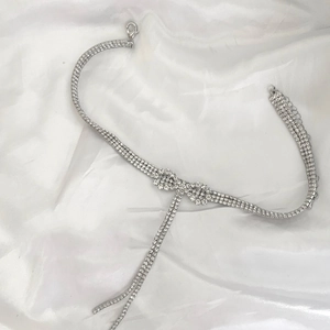 Collier ras du cou multicouche en strass avec nœud élégant et glands argentés