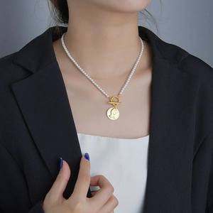 Collier Künstliche Perles Acier Inoxydable Pendentif Pièce Portrait Reine Fermoir OT Bijoux Rétro Élégants Pour Femmes