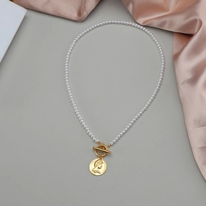Collier de perles vintage avec pendentif pièce d'or et fermoir à bascule OT élégant