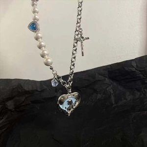 Collier de perles vintage avec pendentif coeur bleu et croix style gothique