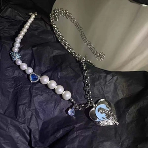 Collier chic en perles et cœur en métal argenté avec un grand pendentif en relief