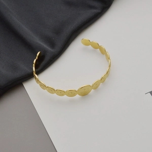 Bracciale rigido aperto in acciaio inossidabile placcato oro 14K con dischi testurizzati