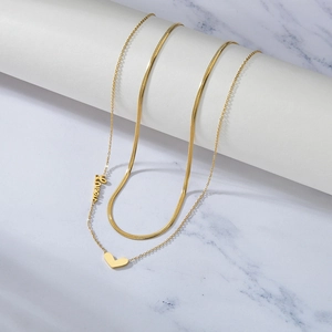 Collier double rang doré avec pendentif en forme de cœur et breloque avec lettrage Lover