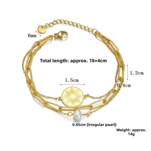 Détail de bracelet triple rang en or 14K avec pendentif soleil et perle d'eau douce