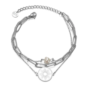 Détail d'un bracelet multicouche en acier 316L avec médaille solaire et perle blanche