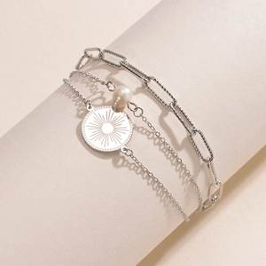 Bracelet multi-rangs argenté avec médaille soleil gravée et breloque en perle