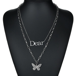 Collier double épaisseur argenté avec pendentif lettre 'Dear' et breloque papillon