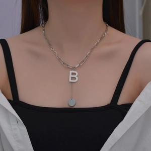 Collana a catena a graffetta in acciaio inossidabile con pendente lettera B e disco
