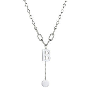 Dettaglio della collana in acciaio inossidabile argento con ciondolo lettera B e tondo