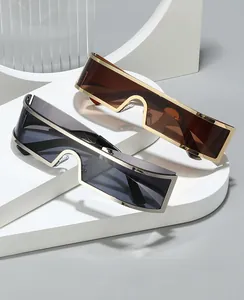 Dettaglio degli occhiali da sole futuristici a mascherina con ponte nasale geometrico