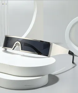Dettaglio degli occhiali da sole futuristici argento con finitura a trama metallica