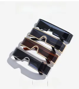 Dettaglio di occhiali da sole a mascherina futuristici in quattro colori con bordo