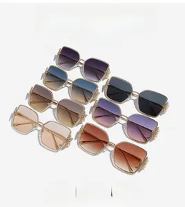 Detailed display of seven color variants for oversized square frame sunglasses with metal trim