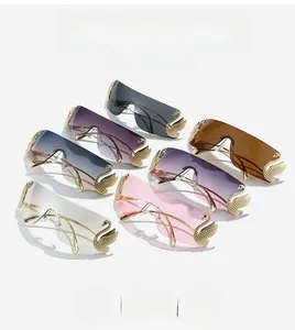 Dettaglio di occhiali da sole senza montatura con eleganti decorazioni a cigno dorato