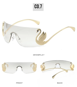 Dettaglio occhiali da sole senza montatura con stanghette a cigno dorate e cristalli
