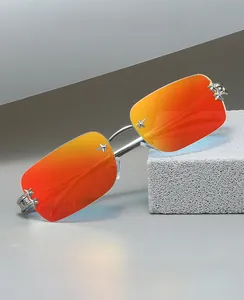 Nahaufnahme einer randlosen Sonnenbrille mit Stern-Metallelementen und Farbverlauf