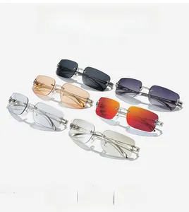 Detailansicht der Y2K randlosen Sonnenbrille mit silbernen Stern-Ornamenten am Nasensteg