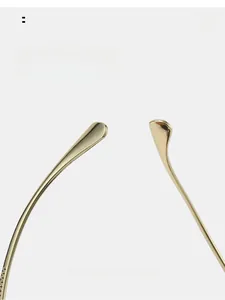 Dettaglio delle stanghette dorate curve per occhiali da sole per una vestibilità comoda