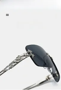 Makroaufnahme der Y2K-Stern-Sonnenbrille mit funkelnden Kristallen am Bügel
