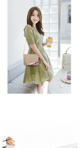 Vue détaillée d'un sac bandoulière bicolore rose et beige avec une chaîne élégante