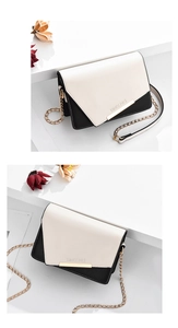 Détails du sac bandoulière contrasté avec barre en métal doré et bandoulière chaîne