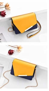 Détail du sac bandoulière bicolore en PU avec imprimé Romantic Paris et chaîne dorée
