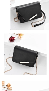 Détail du sac à bandoulière noir Romantic Paris avec sa chaîne dorée fine