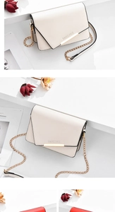 Détail du sac bandoulière blanc crème avec lettrage doré Romantic Paris et bandoulière chaîne