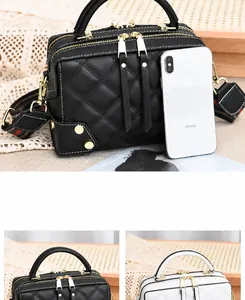 Primo piano di una borsa a tracolla trapuntata nera con un iPhone per scala di misura.