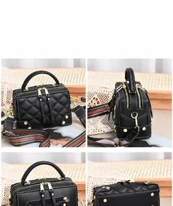 Dettaglio angolare di una borsa trapuntata nera vintage con tracolla a righe colorate